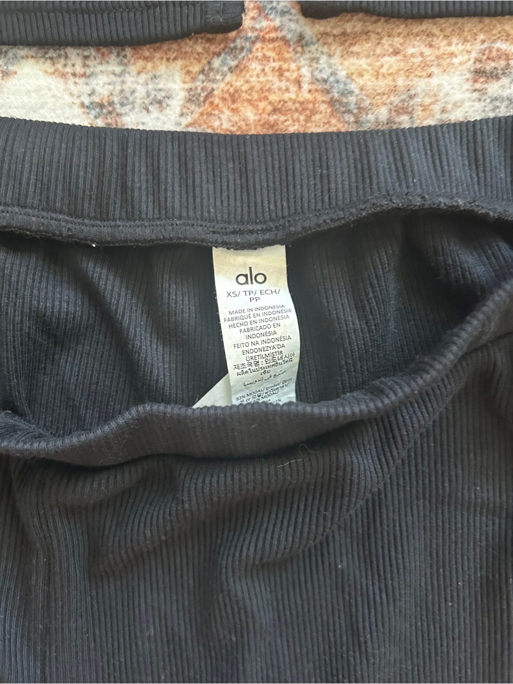 ALO Yoga Womens Black Wide-Leg Lounge Pants and Keyhole Chain Top - Picture 3 of 6